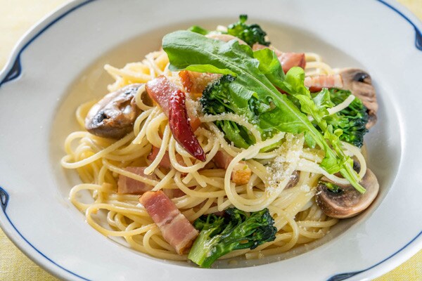 厚切りベーコンとマッシュルーム、ブロッコリーのパスタ