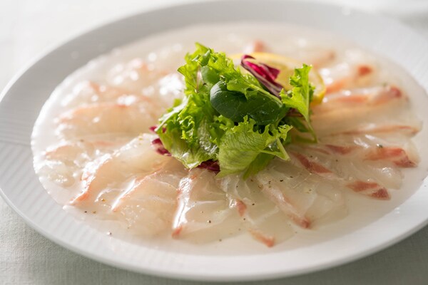 鯛のカルパッチョ　レモン&ハーブオイルで