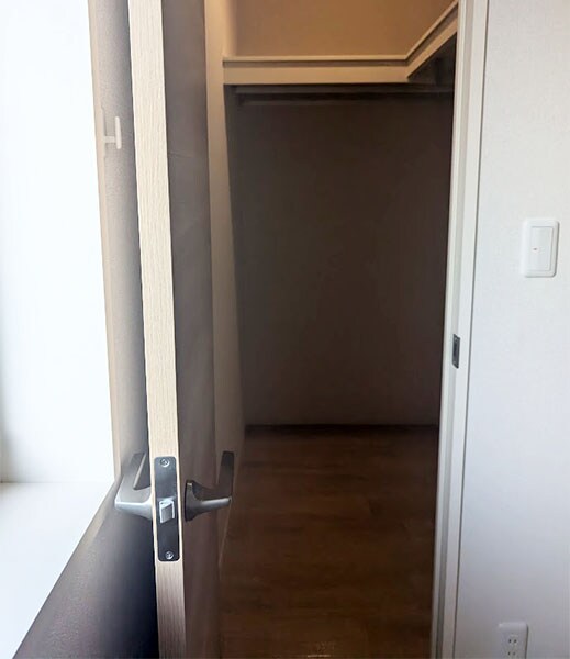 狭いウォーキングクローゼット