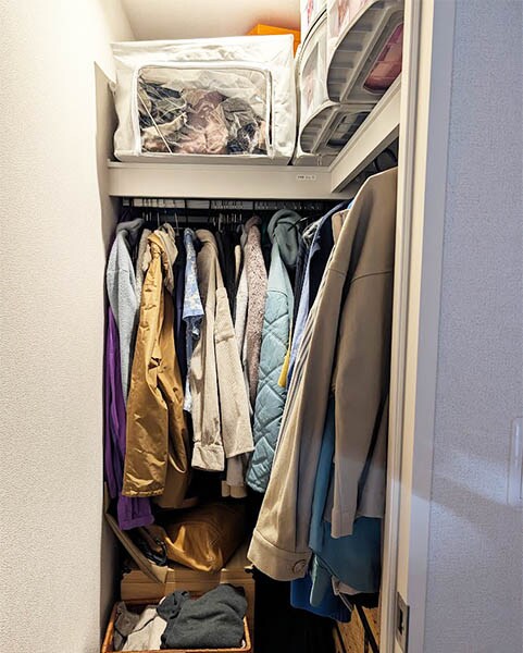 服を入れたウォーキングクローゼット