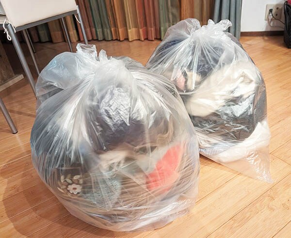 ゴミ袋に詰めた服