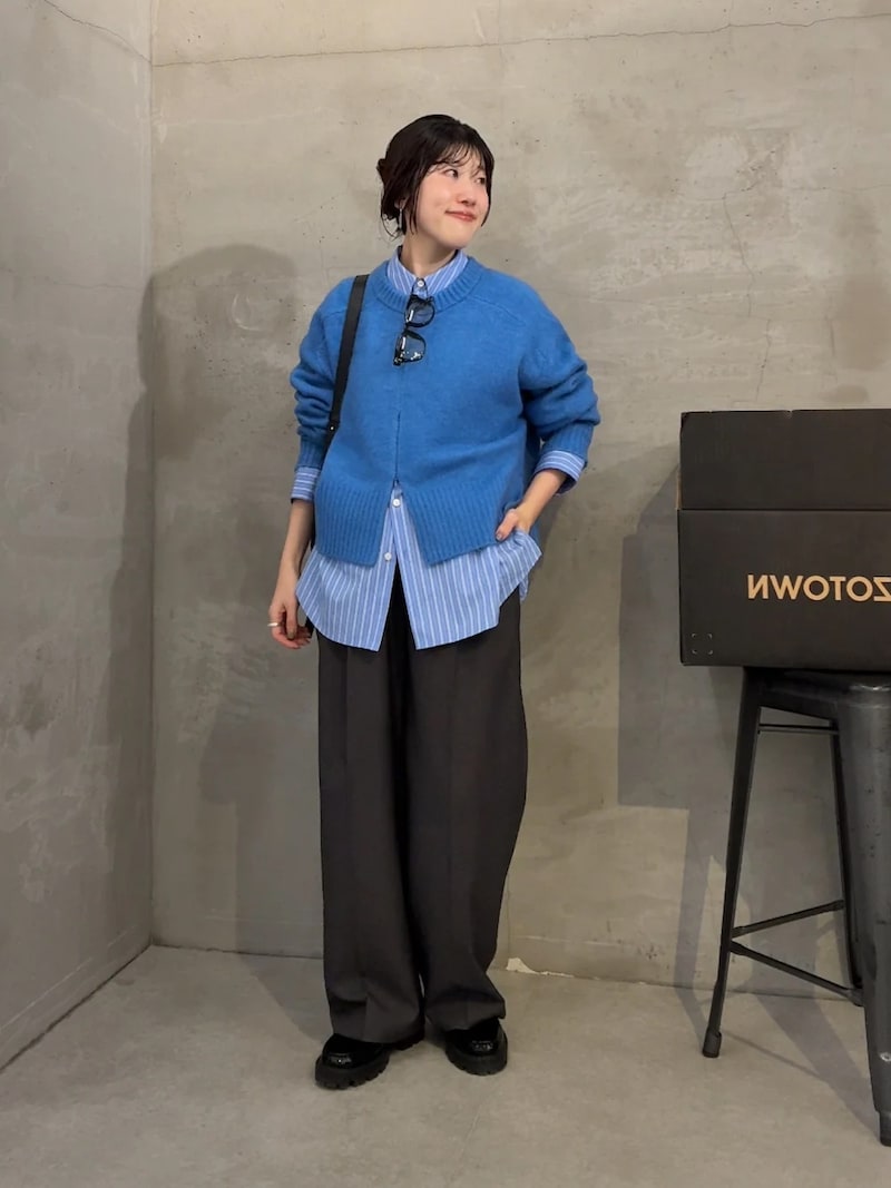 ニット＆シャツの重ね着もブルーで爽やか