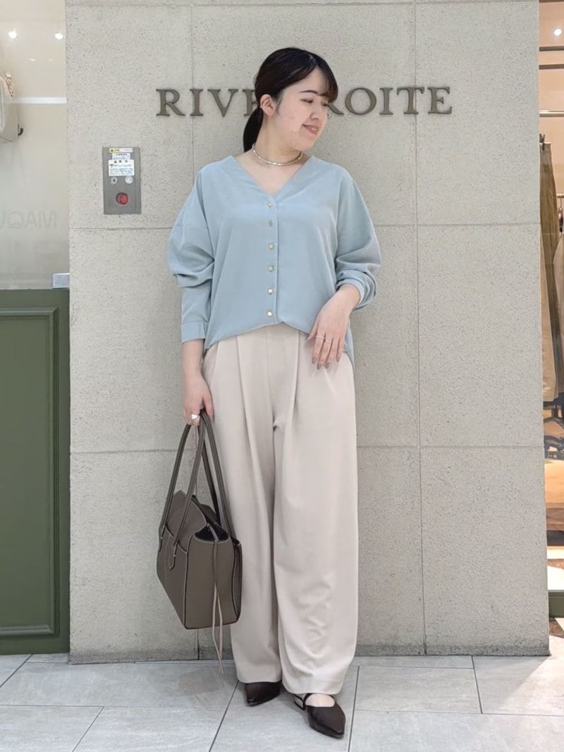 くすみミントのVネックブラウスですっきり