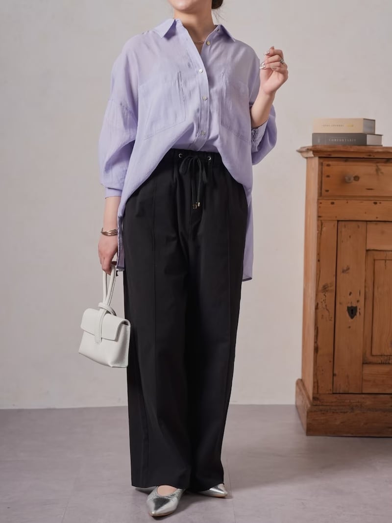 青みの効いたラベンダーシャツで品よく華やか