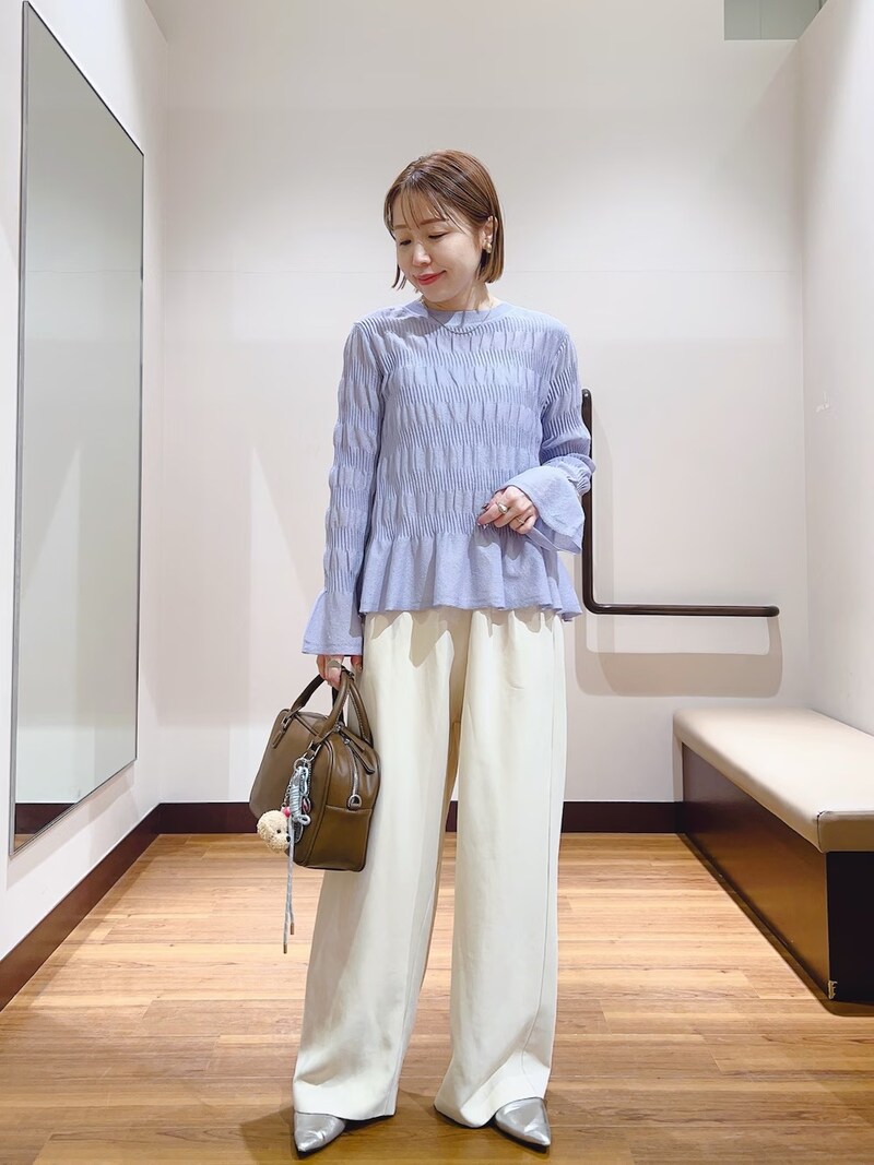 淡パープルのシャーリングニットがエレガント