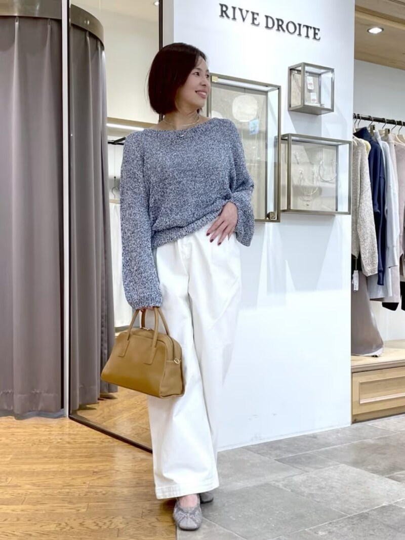 合わせやすいブルー系のミックスカラーニット