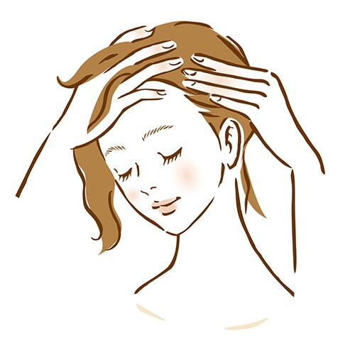 ３コンディショナーを髪の毛にもみこむ