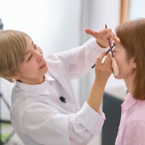 化け子さんが動画で解説！50代からの若返りメガネメイクのポイント