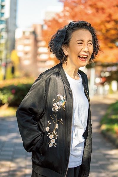 『カンタン服でいくわ』（双葉社刊）の89ページより。ZARAのスタジャンをさっそうと着こなしています。