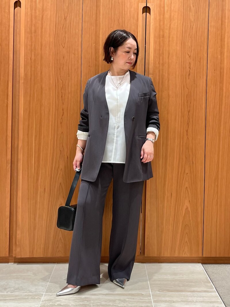 グレーのセットアップに透け感ブラウスをイン