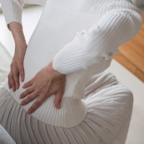 【セルフ診断】その腰痛、脊柱管狭窄症かも？なりやすい人の特徴と症状・原因の基礎知識