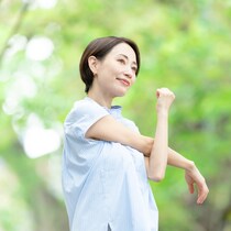 腰痛や頻尿の悩みにも。「めぐり改善」のツボ回し&ストレッチのやり方
