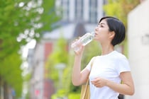知らないと危ない!?一度口を付けたペットボトル飲料はいつまで飲める？目安は？