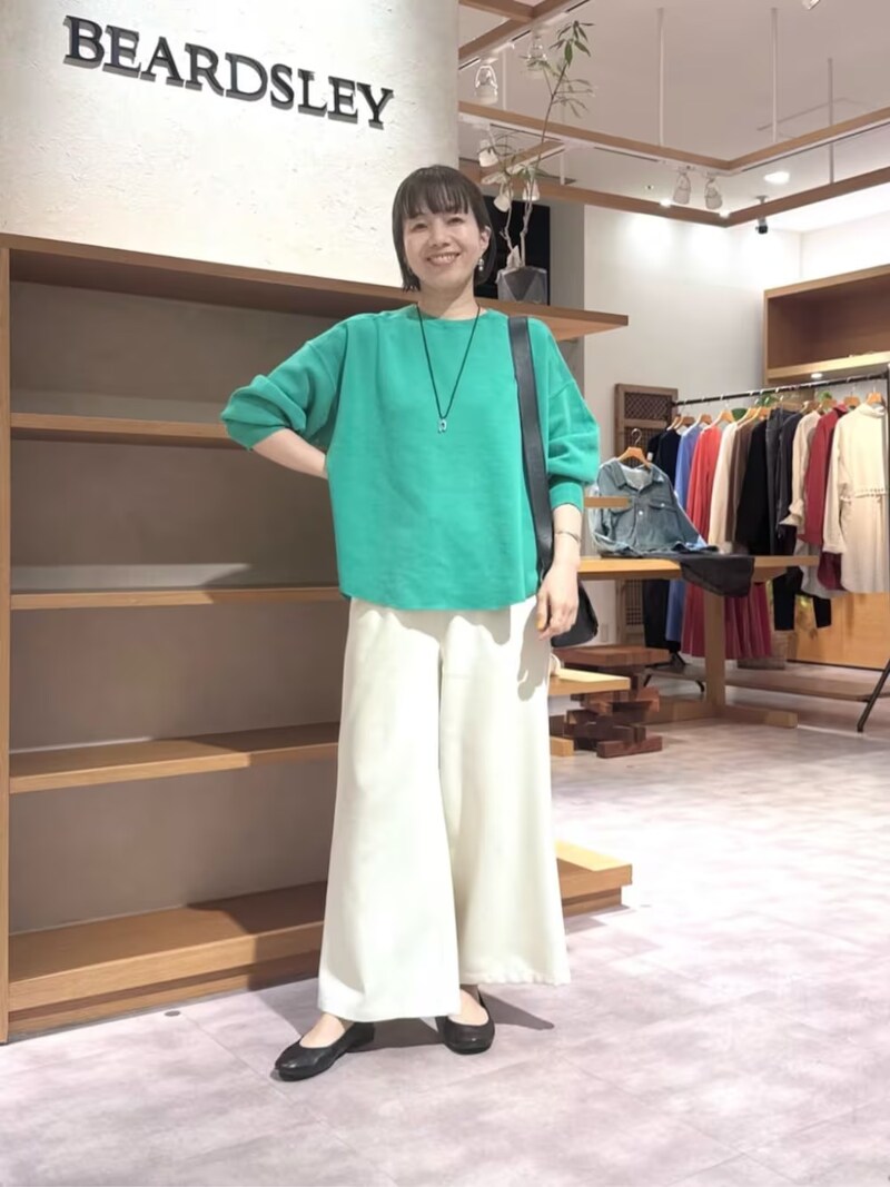 フェミニン派にも！ 裾広がりのワイドパンツ