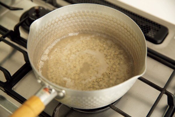 2.ハトムギと水を鍋に入れて煮る