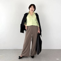 50代女性の通勤コーデ｜旬のライムグリーン＆シアー感を取り入れて軽やかに