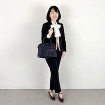 【40代50代通勤コーデ】ネイビースーツに個性をプラス、“甘リボン”がつくる包容力