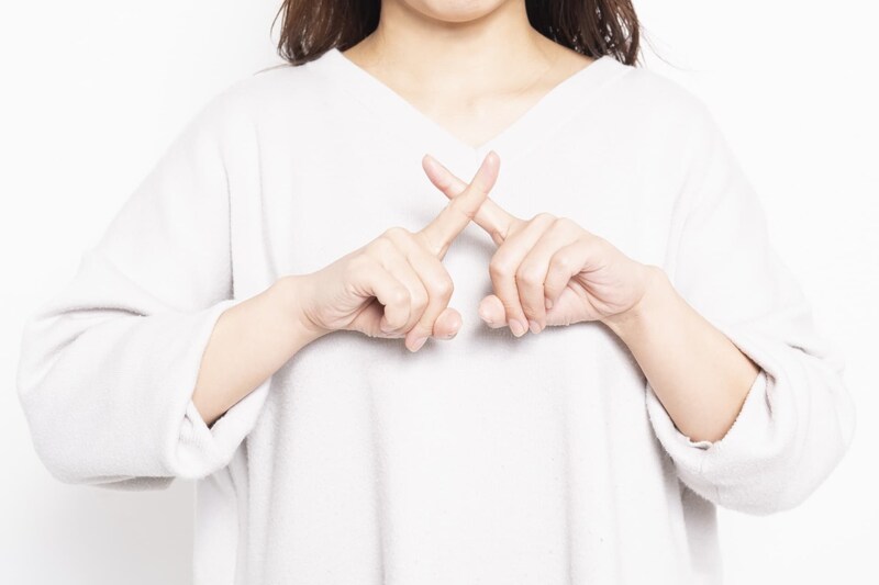 NGポーズする女性