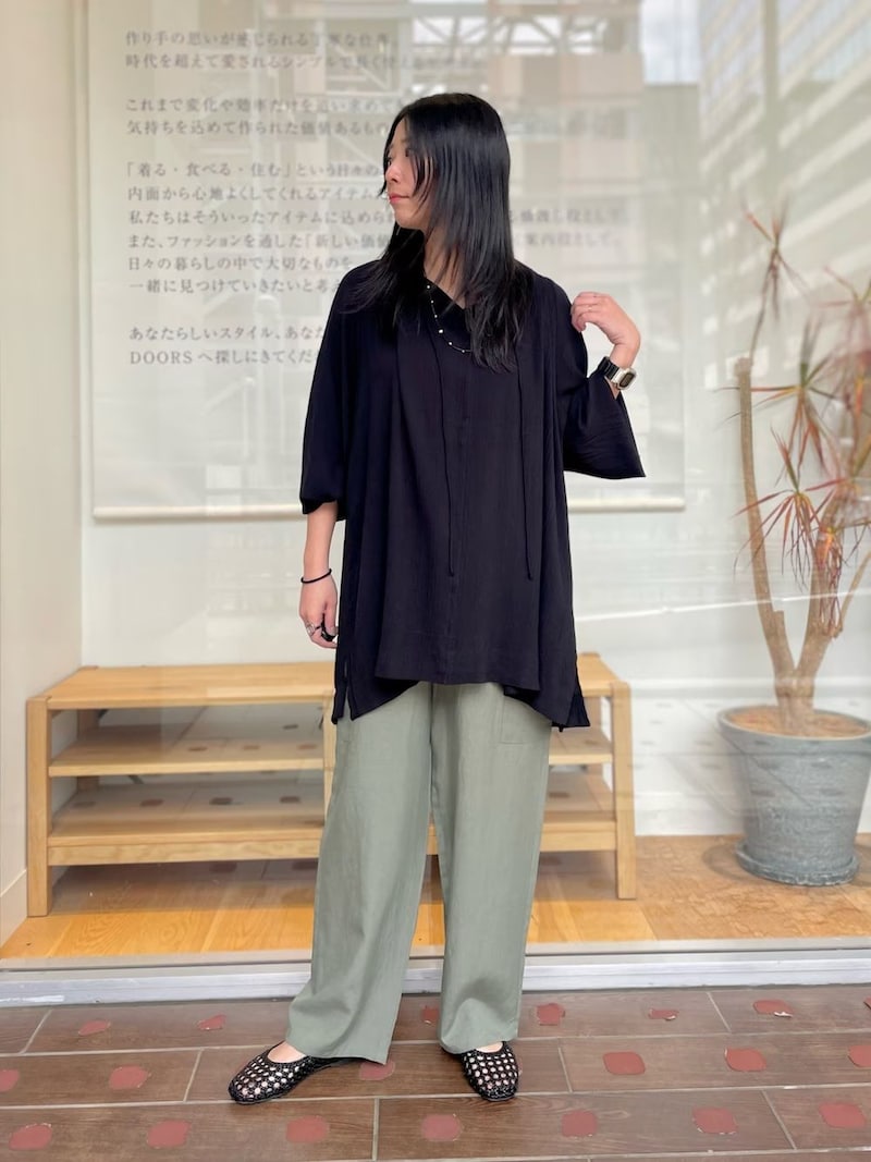 体が泳ぐようなシルエットで華奢見え