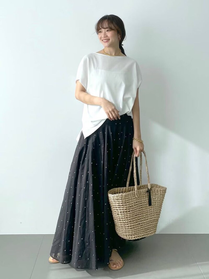 細かなドット柄×フレアシルエットで楽しむ大人の甘めスタイル