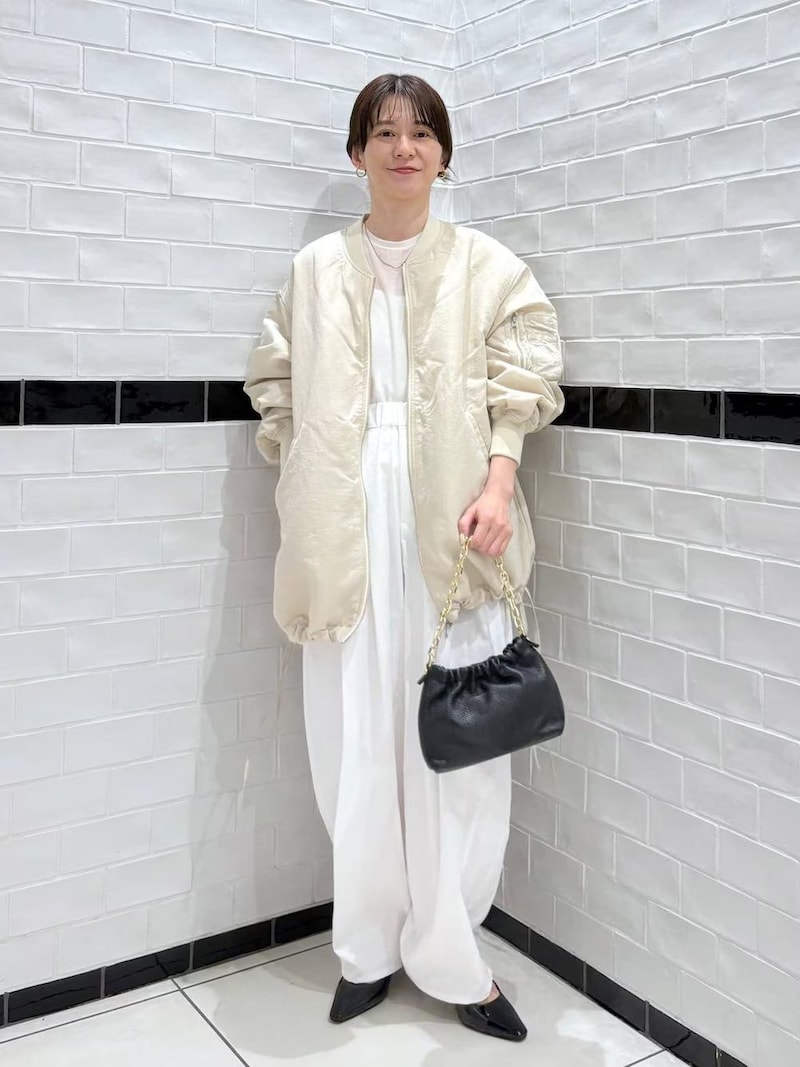 ゆったりシルエットで、体型カバーと清潔感を