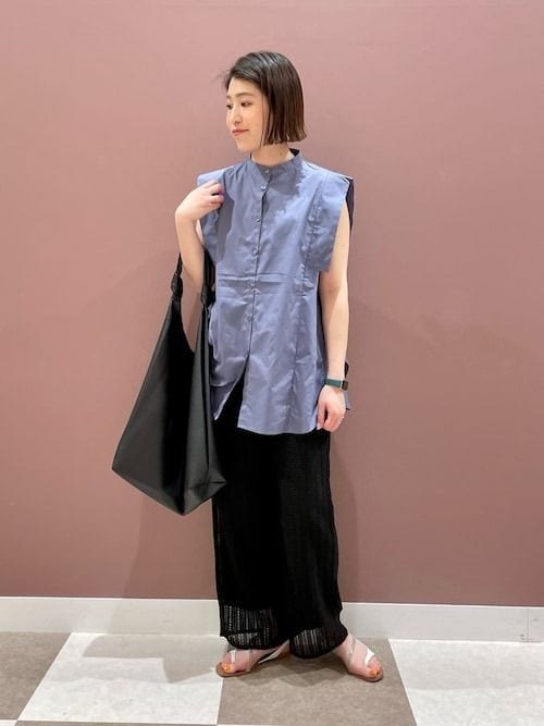 一枚でサマになる、ロング丈のデザイン入りシャツ