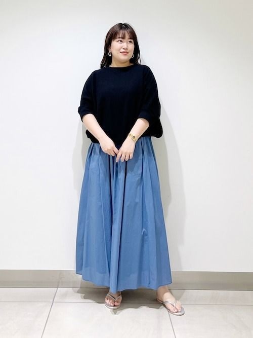 さりげなく体型カバー！ブルーのギャザー入りロングスカート
