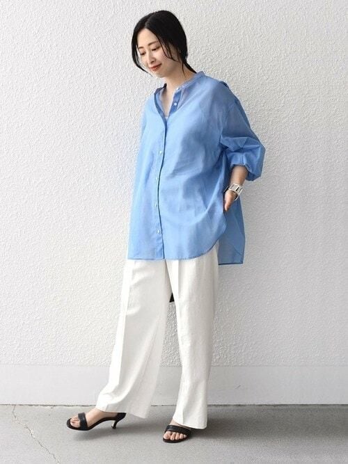 シンプルな長袖ブルーシャツは「軽やか素材」で涼しげに