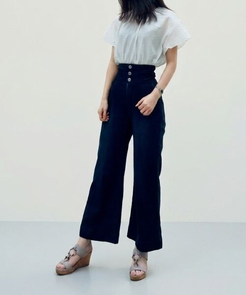 コーデ3：ハイウエストパンツで叶えるスタイルアップ休日コーデ