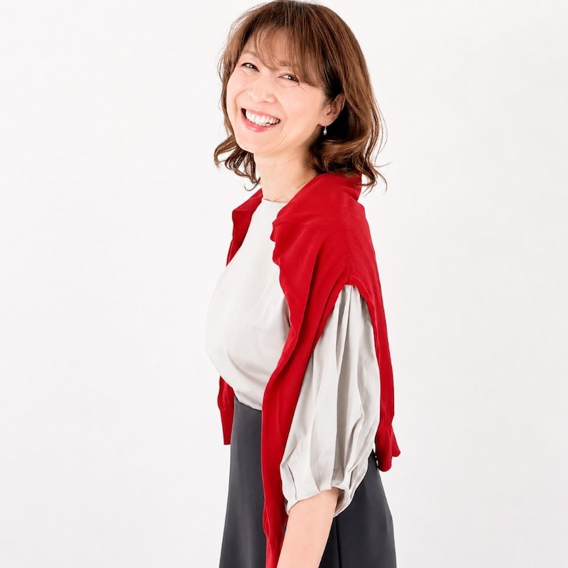 【50代通勤コーデ】「赤」をひとさじ！会社で浮かない大人のきれいめ配色術