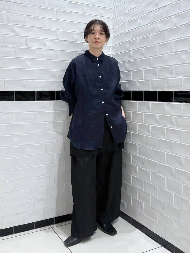 リネン100％のネイビーシャツで引き締めて