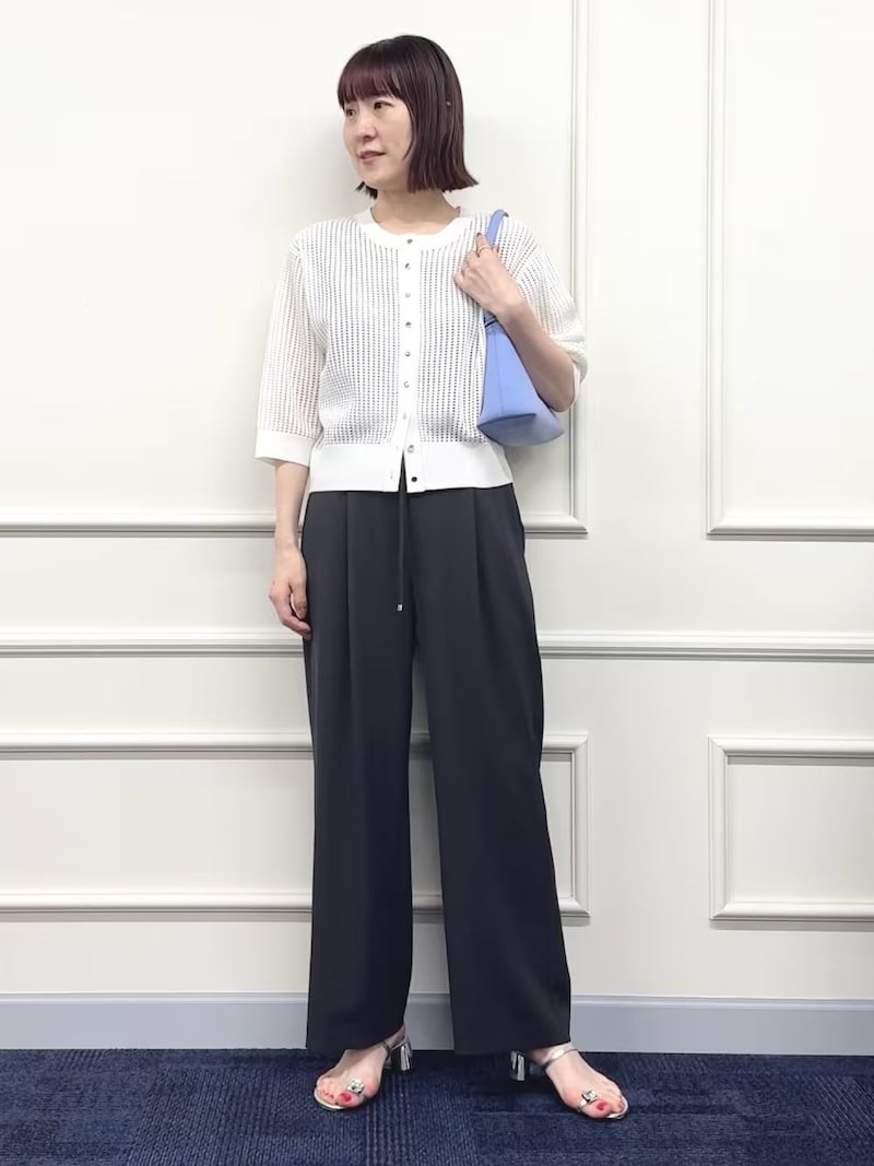 メッシュカーデは六分袖＆クルーネックで上品に
