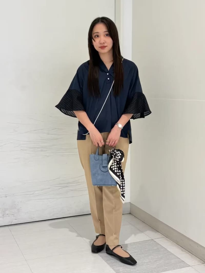 ネイビーのフレア袖ブラウスで上品＆華やか