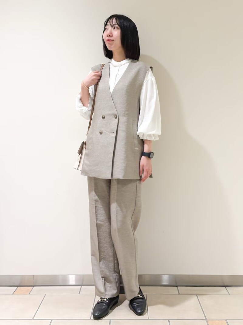 万能に使えるベージュのベスト＆パンツセット