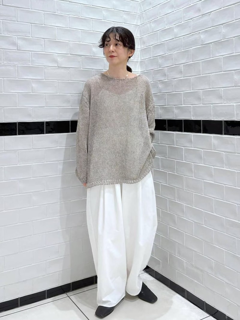 膨張色の「白」こそボリュームシルエットを