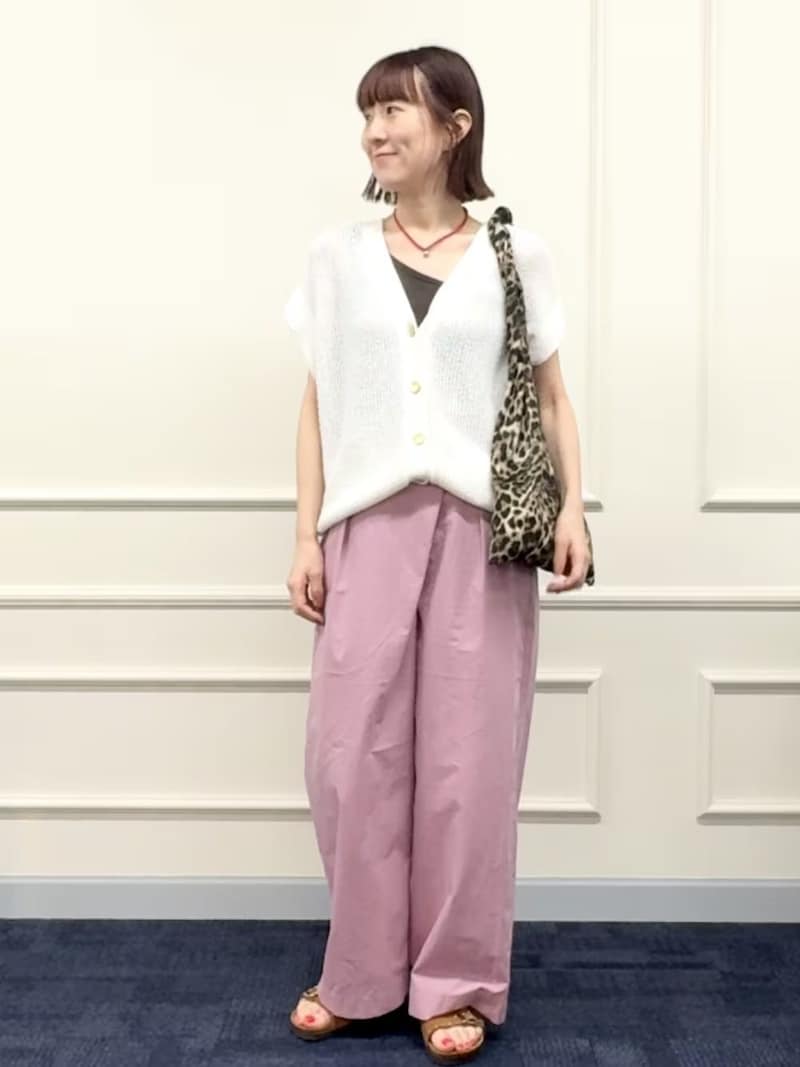 「くすみピンク」でフェミニンなパンツコーデ