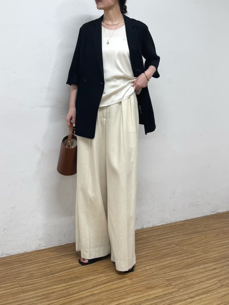 黒のハーフスリーブジャケットでシックに