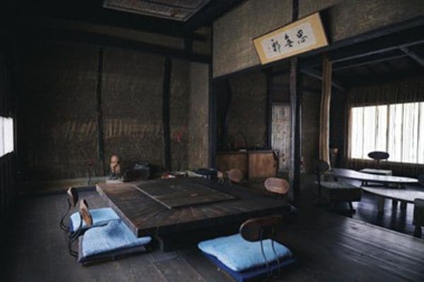 「楽しそうな大人」に囲まれて育った幼少期