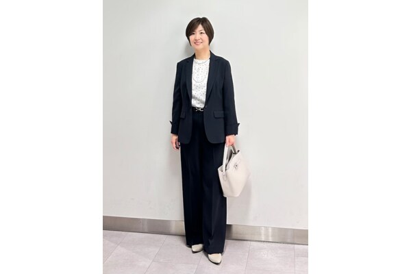 春の通勤着に最適なネイビージャケットのきれいめコーデ