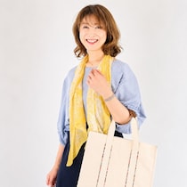 【50代コーデ】顔色がパッと明るく！「差し色」でオンオフ切り替え術