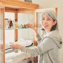 クローゼットが3分の1に！59歳で服を7割手放した女性の本当に必要なアイテム4選