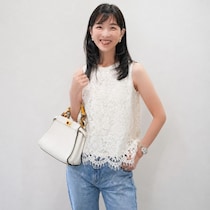 華レーストップスで50代だって上品かわいく！大人のデニムコーデはブランド小物MIXでリュクスに