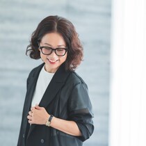 50代スタイリスト・若狭惠美さん〝品よく透ける″で旬顔に！シアージャケットのオフィススタイル