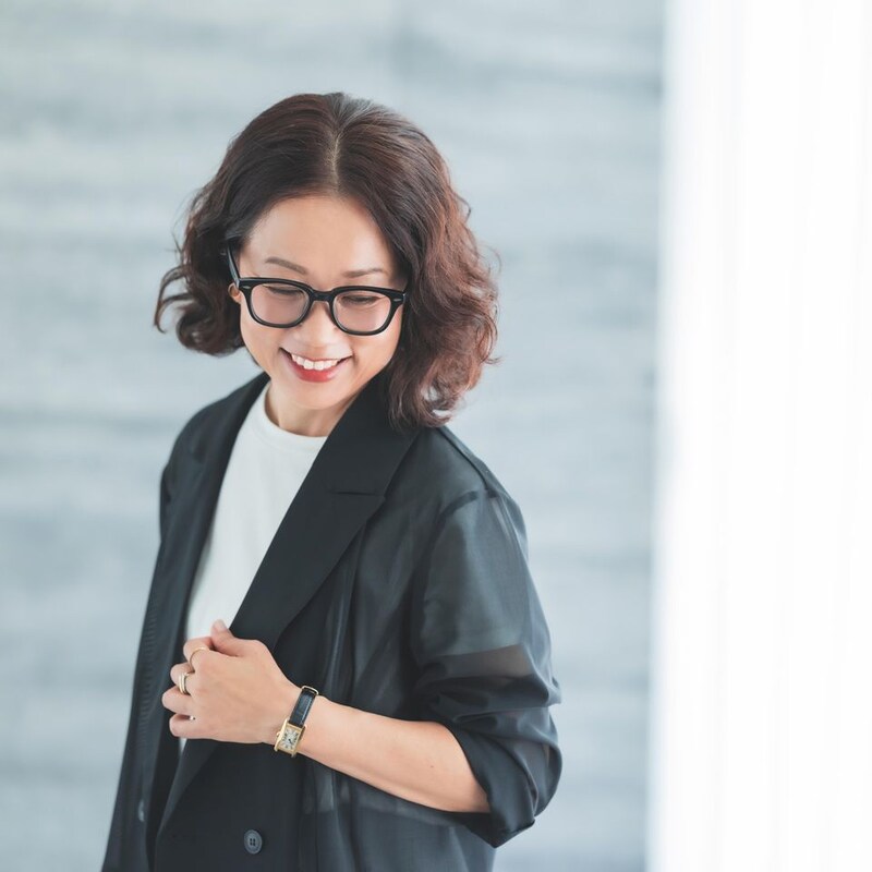 50代スタイリスト・若狭惠美さん〝品よく透ける″で旬顔に！シアージャケットのオフィススタイル