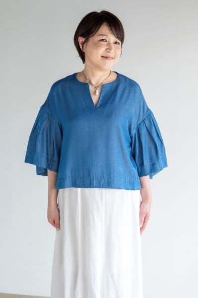 二の腕をしっかり隠しつつ、細見えに導くトップスの条件は？