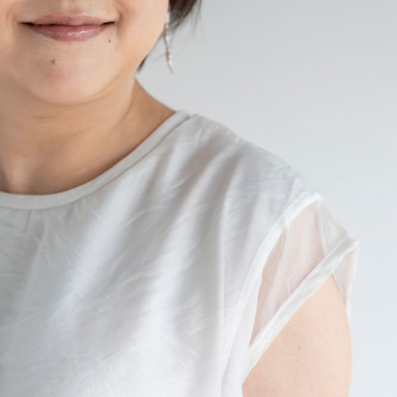 夏の二の腕、隠す？出す？50代が細見えするトップスの正解は？