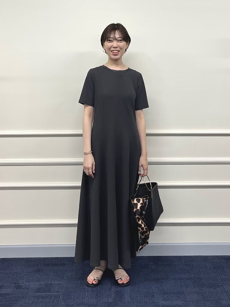長め袖のTシャツワンピは二の腕もほっそり