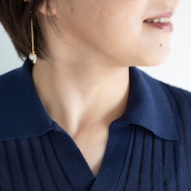 夏の首元、何を選ぶ？首のしわも顔のもたつきもカバーするトップスの正解は？