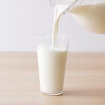 牛乳の飲みすぎがよくない？「腎臓」の健康リスクをチェックして病気と老化を防ぐ【医師監修】