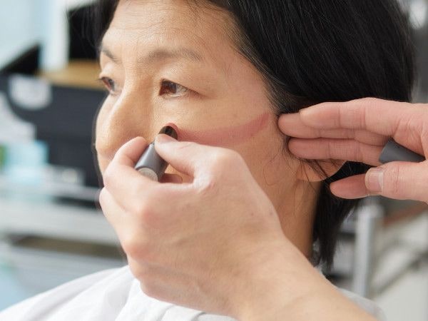 イメチェンのポイント（メイク）：チークは頬骨に沿って入れる